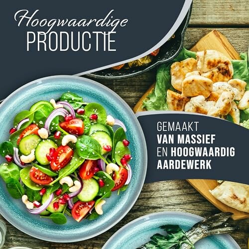 Gezonde salade op blauw bord met groenten.