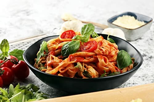 Pasta met tomatensaus en basilicum