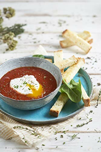 Tomatensoep met een scheutje room en broodstengels.