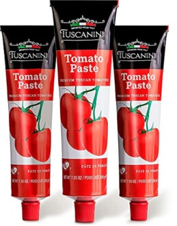 Drie tubes tomatenpuree van het merk Tuscanini.